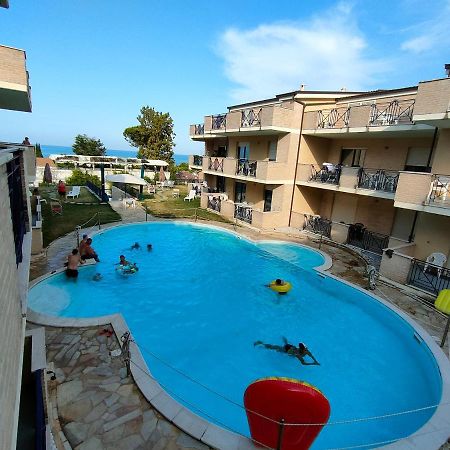 Appartamento Con Piscina Green Bay Village Pineto Dış mekan fotoğraf