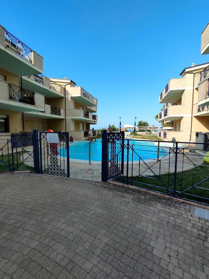 Appartamento Con Piscina Green Bay Village Pineto Dış mekan fotoğraf