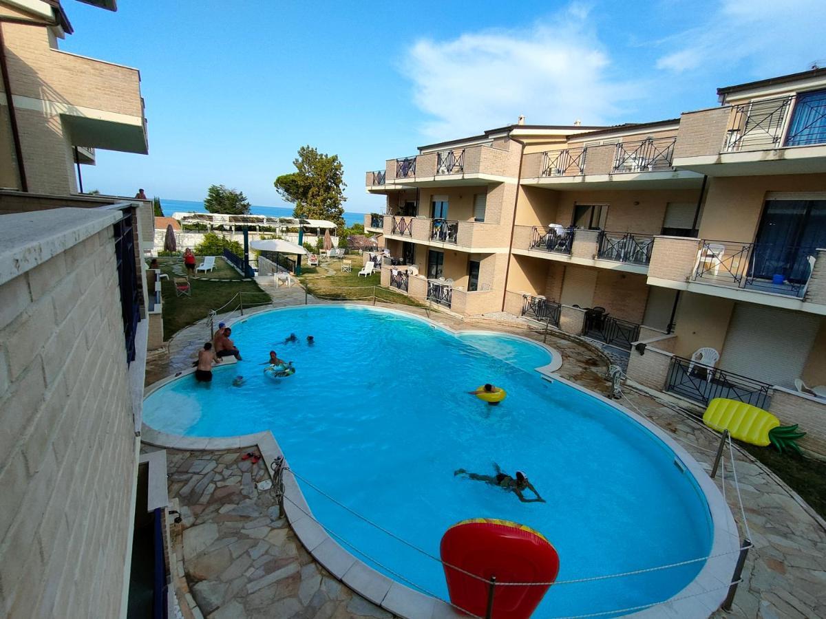 Appartamento Con Piscina Green Bay Village Pineto Dış mekan fotoğraf