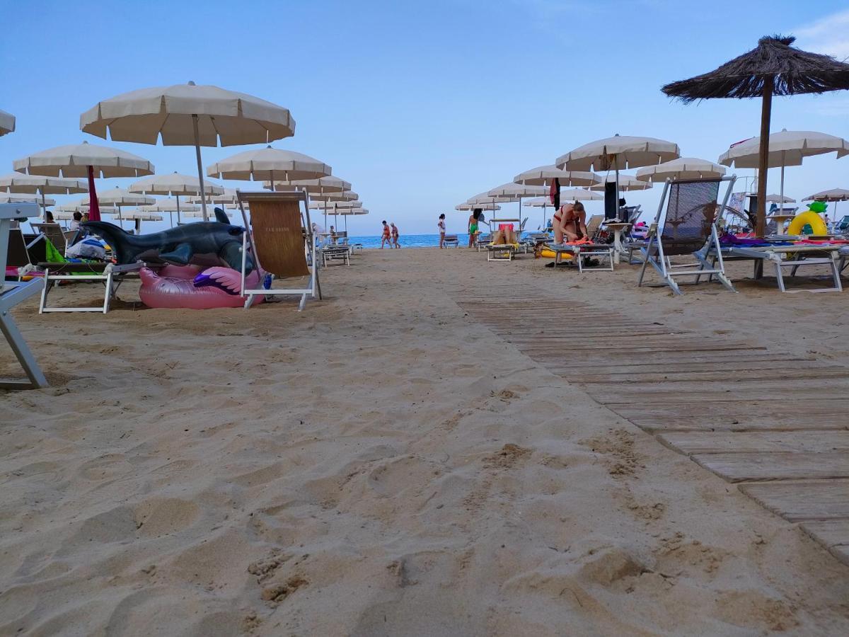 Appartamento Con Piscina Green Bay Village Pineto Dış mekan fotoğraf